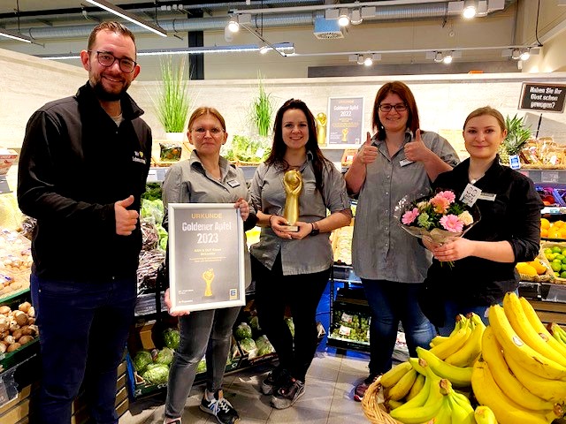 Das Team der Obst- und Gemüseabteilung im Edeka Kissel in Birkweiler hat den Goldenen Apfel gewonnen!