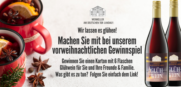 Zu sehen ist eine Anzeige von EDEKA-Kissel mit weißem Hintergrund und schwarzer Schrift. Das Plakat informiert über ein Newsletter Gewinnspiel im Dezember, bei dem man einen Karton mit sechs Flaschen Glühwein von der Marke "Weinkeller am deutschen Tor Landau" gewinnen kann. Rechts sind zwei der genannten Flaschen Glühwein abgebildet. Links sind zwei weihnachtlich dekorierte rote Glühweintassen gefüllt mit rotem Glühwein, Sternanis und Orangenscheiben platziert.