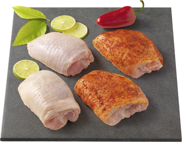 Zu sehen sind vier Stücke Pollo Fino angerichtet auf einer grauen quadratischen Platte. Zwei Stücke sind naturbelassen, während die zwei anderen gewürzt sind. Als Dekoration liegen Limettenscheiben, eine Chillischote und zwei Lorbeerblätter auf der Platte dabei.