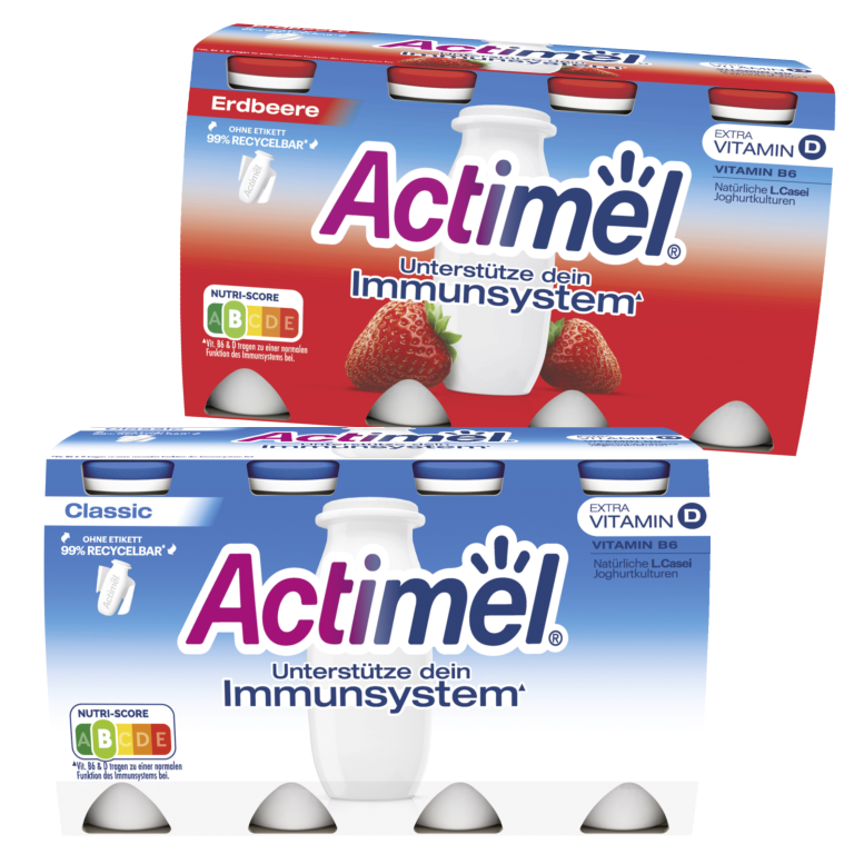 Zu sehen sind zwei Packungen "Actimell" mit acht Flaschen je 100 Milliliter: darunter die Sorte "Classic" und "Erdbeere" beide mit extra Vitamin D, Vitamin B6 und natürlichen L.Casai Joghurtkulturen.