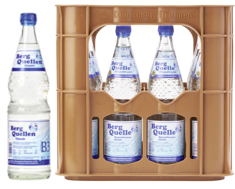 Zu sehen ist ein brauner rechteckiger Getränkekasten der Marke "Bergquellen mit acht Flaschen. Links vor dem Kasten steht eine einzelne Flasche des "Bergquellen Mineralwasser".