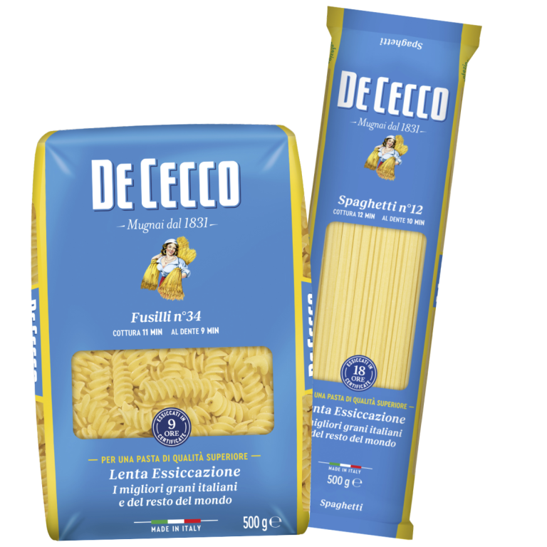 Zu sehen sind zwei blaue Nudelpackungen der Marke De Cecco mit je 500 Gramm Inhalt. Abgebildet sind die Sorten Spaghetti N.12 und Fusilli N.34.