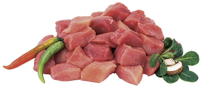 Zu sehen ist gemischtes Gulasch bestehend aus Schweine- und Rindfleisch. Die Stücke sind rot saftig. Als Dekoration liegen Chilischoten, Feldsalat und Champignons dabei.