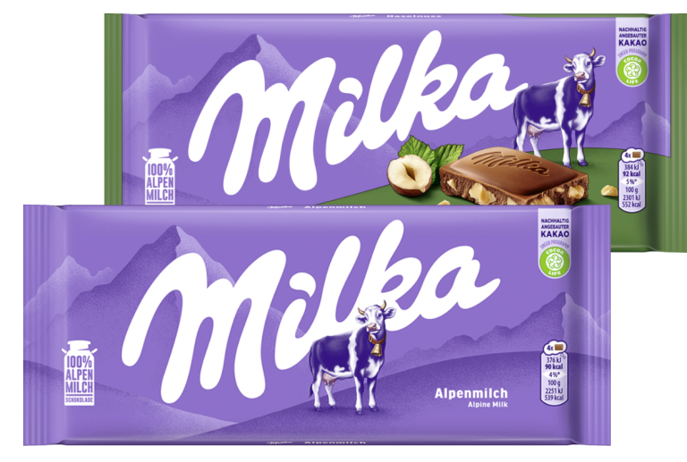 Zu sehen sind zwei lila Packungen Schokolade der Marke "Milka". Die Packungen enthalten jeweils die Sorten "Alpenmilch" und "Haselnuss".