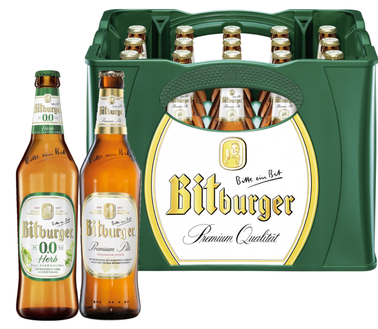 Zu sehen ist ein rechteckiger grüner Bierkasten der Marke Bitburger Premium Pils mit 20 Flaschen je 0,5 Liter. Auf dem Kasten abgebildet, ist eine rundliche weiß-goldene Fläche mit der Aufschrift "Bitte ein Bit Bitburger Premium Qualität". Vor dem Kasten abgebildet, sind zwei einzelne Glasflasche "Bitburger Premium Pils". Die Flasche besteht aus bräunlichem Glas und hat einen goldenen Deckel. Auf dem weiß-goldenen Flaschenetikett steht "Bitte ein Bit Bitburger Premium Pils Einzigartiger Geschmack".