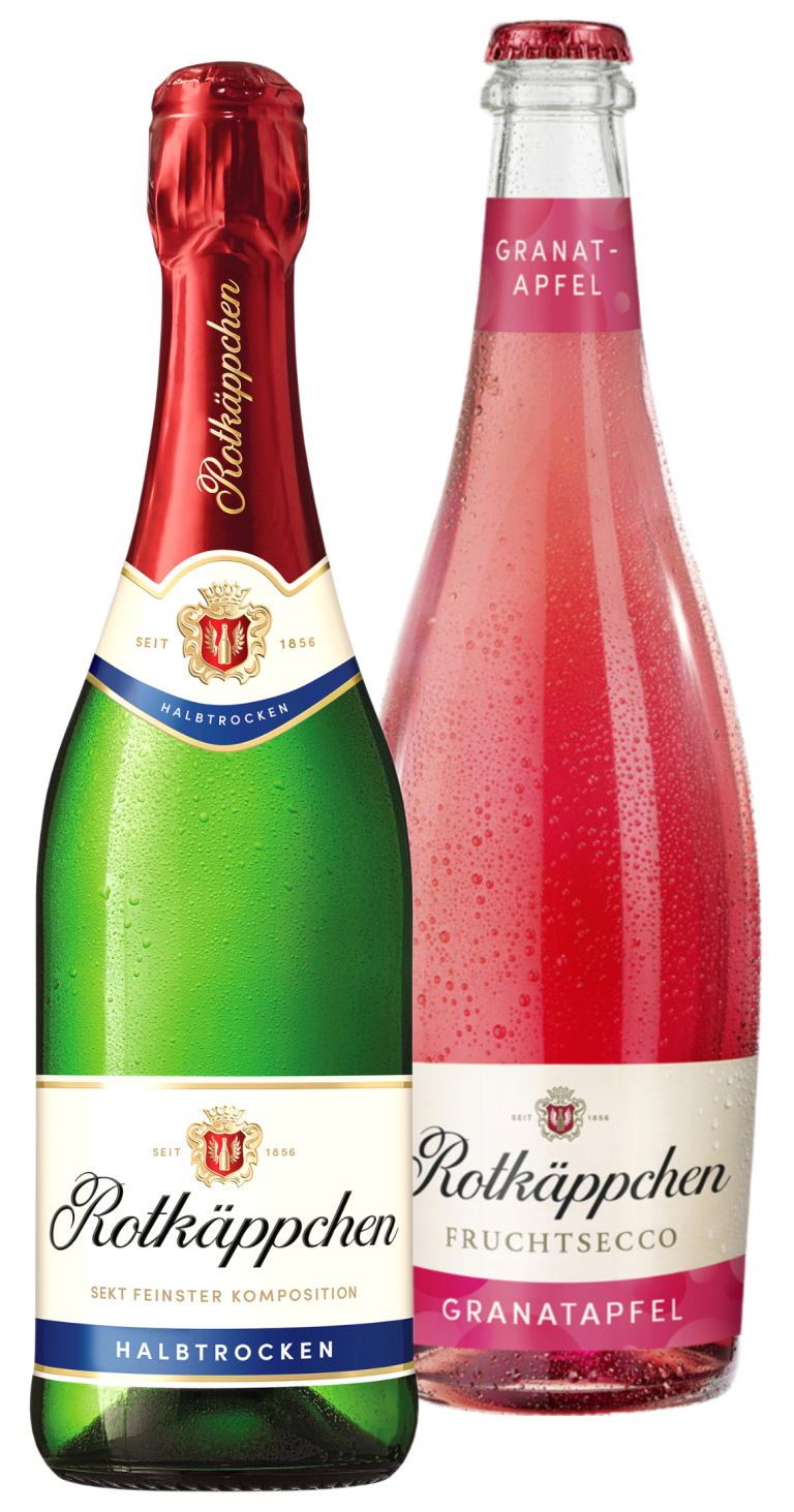 Zu sehen ist eine Glasflasche Sekt und eine Glasflasche Secco der Marke Rotkäppchen je 0,75 Liter. Die linke grüne Flasche hat ein beiges Etikett mit der Aufschrift "Rotkäppchen Sekt feinster Komposition Halbtrocken". Der Deckel und Flaschenhals sind ummantelt von einer roten Folie, auf der in querer Schrift "Rotkäppchen" geschrieben steht. Die rechte Flasche mit roter Flüssigkeit hat ein beiges Etikett mit der Aufschrift "Rotkäppchen Fruchtsecco Granatapfel". Am Flaschenhals ist ein pinkes Etikett auf dem "Granatapfel" steht.